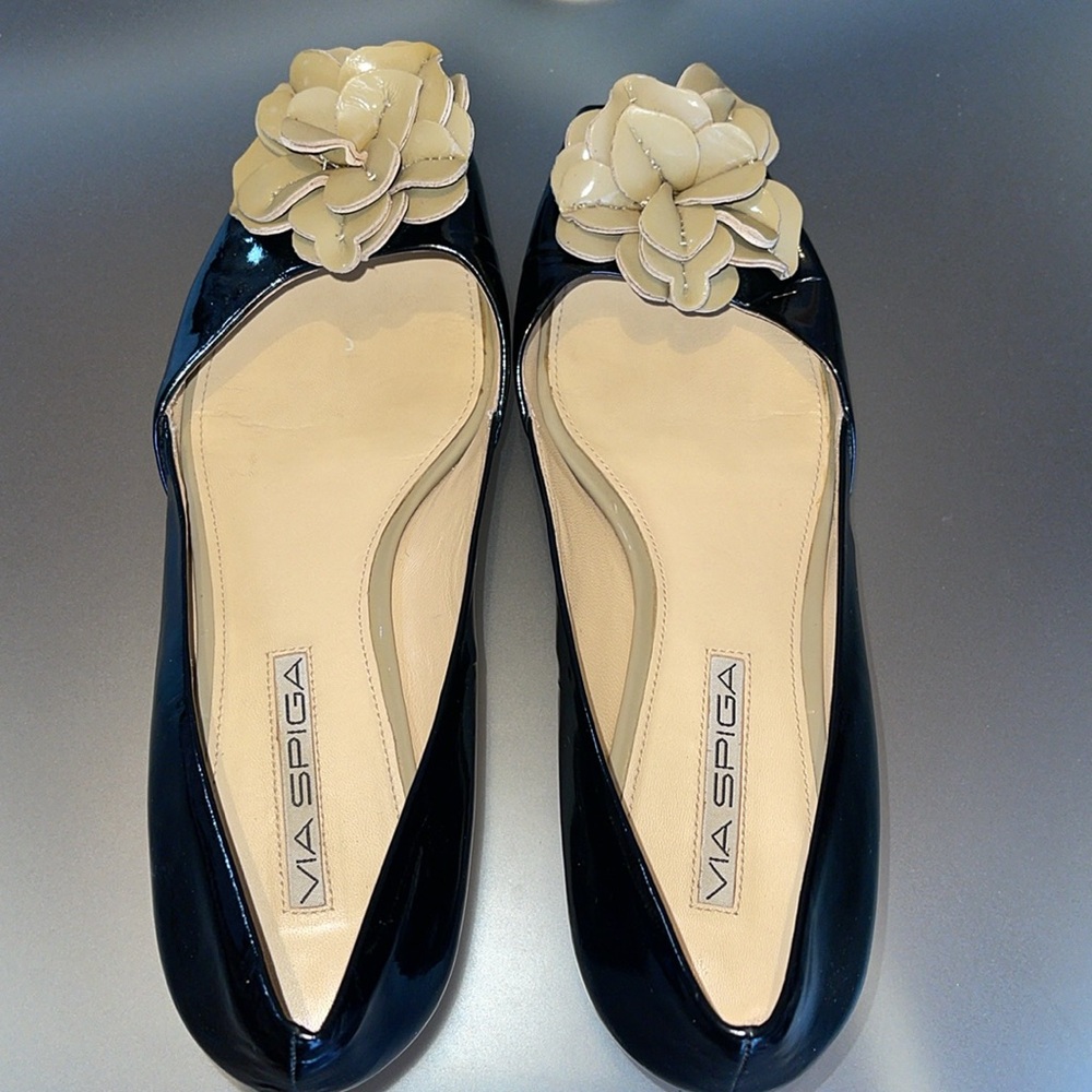 VIA SPIGA | Black Patent Leather Peep Toe with Camellia Flower - sz 7